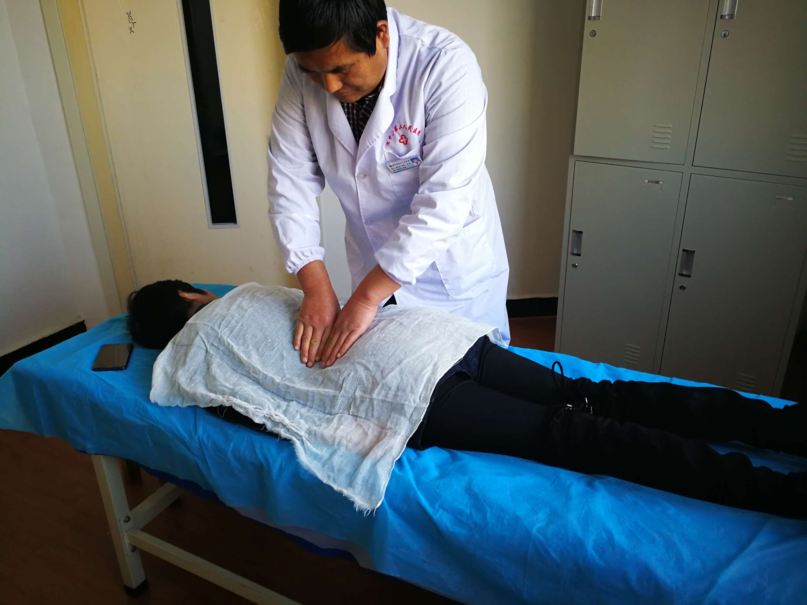 一个治疗腰椎间盘突出症的秘方 腰椎肩盘突出压迫神经_如何治疗腰椎肩盘突出_腰椎间盘突出祖传秘方