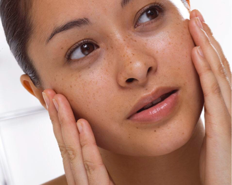 脸上长斑怎么办_脸上长斑的偏方_脸上长斑小偏方