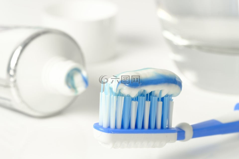 牙齿脱敏剂可以当牙膏刷牙吗_花生美白牙齿要多久_美白牙齿偏方