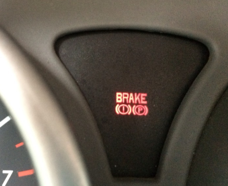 汽车仪表盘出现BRAKE字样什么意思?