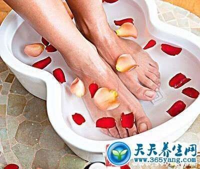 用醋泡脚可以对脚起到杀菌清洁作用